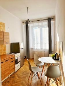 - une cuisine avec une table et des chaises dans la chambre dans l'établissement Room in Old Town Krakow, à Cracovie