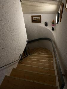 a staircase in a building with a stair case at Ferienwohnung Deti in Loßburg