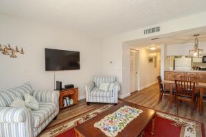 ein Wohnzimmer mit einem Sofa und einem Tisch in der Unterkunft Creston House 4C in St. Augustine