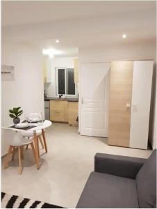 Η κουζίνα ή μικρή κουζίνα στο STUDIOS NEUFS ET AGRÉABLES +7 φωτογραφίες