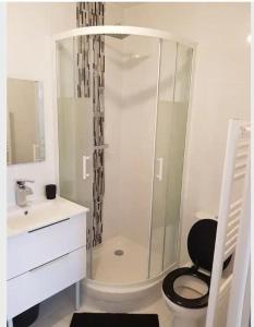 Ένα μπάνιο στο STUDIOS NEUFS ET AGRÉABLES