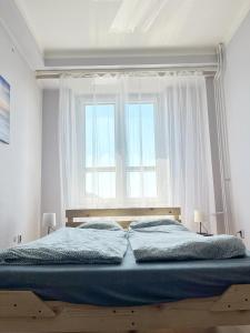 - une chambre avec un grand lit et une fenêtre dans l'établissement Room in Old Town Krakow, à Cracovie
