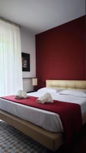 - une chambre avec un grand lit et 2 serviettes dans l'établissement Villa Rossella, à Scafati