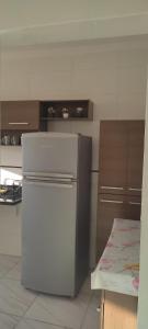 南灣的住宿－Apartamento Alto padrão praia grande，厨房配有白色冰箱和橱柜。
