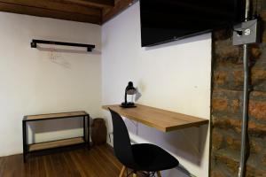 a desk and a chair in a room with a basketball hoop at Casa Moore in Medellín