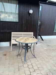 une table et un banc assis à côté d'un bâtiment dans l'établissement Spacieux chalet à Aywaille, à Aywaille