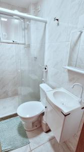 a bathroom with a toilet and a shower and a sink at Apartamento Econômico na Gilka Machado in Rio de Janeiro