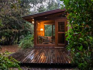 Cabaña con terraza de madera en el bosque en BOG Arken - Casa junto al río en Villa La Angostura
