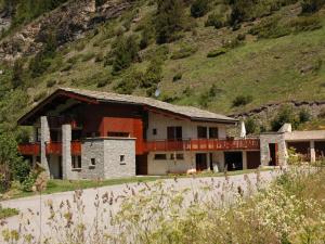a house on the side of a mountain at Appartement Lanslevillard, 2 pièces, 5 personnes - FR-1-508-144 in Lanslevillard