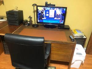 TV o dispositivi per l'intrattenimento presso A secluded bedroom with a private full bathroom