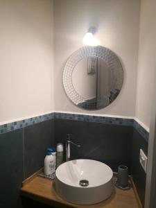 W łazience znajduje się biała umywalka i lustro. w obiekcie Green home w Pizie