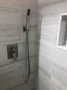 Bagno di A secluded bedroom with a private full bathroom