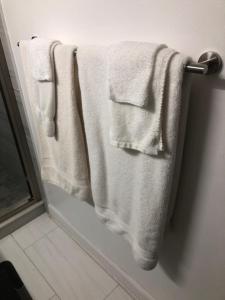 Bagno di A secluded bedroom with a private full bathroom