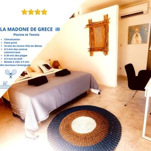 plakat z sypialnią z łóżkiem i dywanem w obiekcie Les Madones w mieście Nîmes