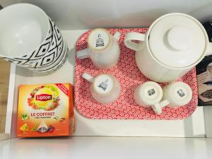 un set de té con dos tazas y una caja en Le Patio, en Burdeos