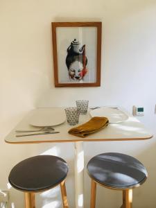 una mesa con dos sillas y una foto en la pared en Le Patio, en Burdeos