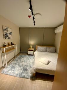 1 dormitorio con cama y alfombra azul en Classy 2BR Suite at Eastwood City with Pool and City Skyline View, en Manila