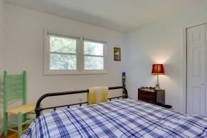 A bed or beds in a room at Kiamesha Lake Home with Deck, 4 Mi to Resorts World!