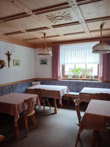 Haus Mesner tesisinde bir restoran veya yemek mekanı