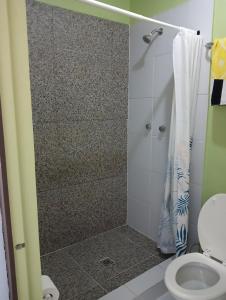 y baño con ducha y aseo. en Hospedaje JrzConsulado en Ciudad Juárez