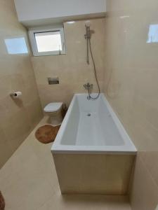 Bagno di First Class Apartament close to Airport and City
