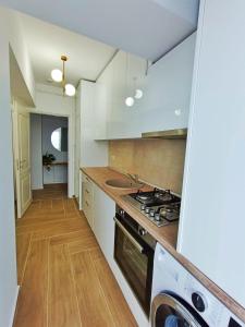 A cozinha ou cozinha compacta de First Class Apartament close to Airport and City