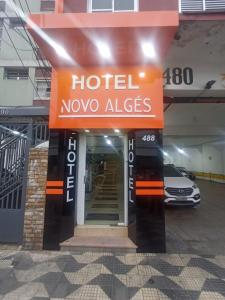 um novo aviso de hotel em frente a um carro em Hotel Novo Algés em São Paulo