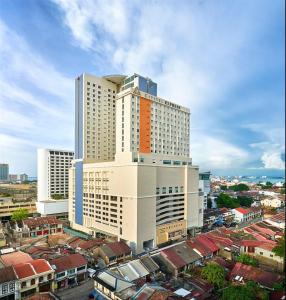 um grande edifício numa cidade com edifícios em Cititel Express Penang em George Town