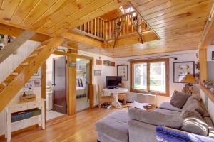 ein Wohnzimmer mit einem Sofa und einem TV in einem Haus in der Unterkunft Waterfront Nobleboro Cottage with Kayaks and Boat Dock in Nobleboro