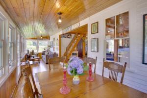 ein Zimmer mit einem Tisch mit einer Blumenvase darauf in der Unterkunft Waterfront Nobleboro Cottage with Kayaks and Boat Dock in Nobleboro