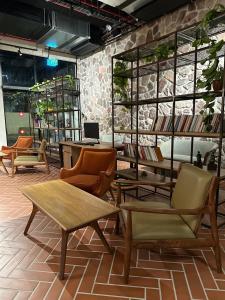 um quarto com várias cadeiras e mesas numa loja em HOTEL SHOSHANA em Eilat