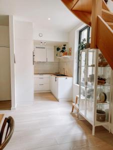 A kitchen or kitchenette at Cozy Guesthouse