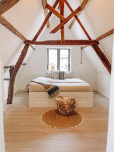um quarto com uma cama grande num sótão em Cozy Guesthouse em Bruges