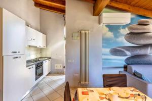 cocina con mesa de comedor y escalera de caracol en 2 bedrooms apartement with furnished terrace and wifi at Verona en Verona