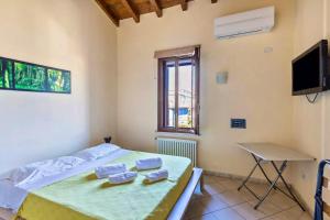 Schlafzimmer mit einem Bett, einem Schreibtisch und einem TV in der Unterkunft 2 bedrooms apartement with furnished terrace and wifi at Verona in Verona