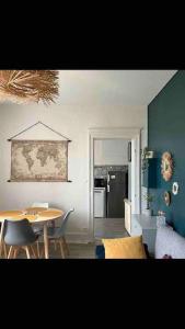 sala de estar con mesa y cocina en Joli appartement à Brive la gaillarde, en Brive-la-Gaillarde
