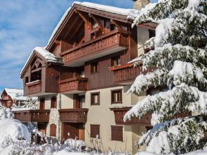 a large building with snow covered trees in front of it at Appartement Méribel, 3 pièces, 4 personnes - FR-1-566-7 in Les Allues