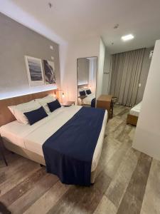 Leblon Design Hotel客房内的一张或多张床位