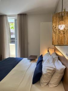 um quarto com uma cama com almofadas azuis e brancas em Leblon Design Hotel no Rio de Janeiro