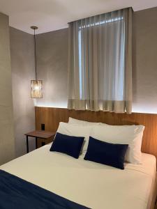 Leblon Design Hotel客房内的一张或多张床位