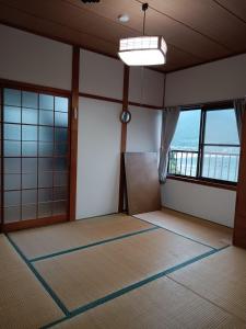 una stanza vuota con una stanza con finestre di Bayside House Shiosai - Vacation STAY 15343 a Kumano