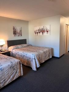 una habitación de hotel con 2 camas en una habitación en Kirkfield Motor Hotel, en Winnipeg