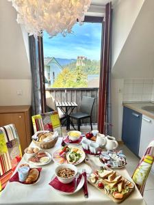 een tafel met borden met voedsel erop met uitzicht bij Aparthotel Gaja in Bled