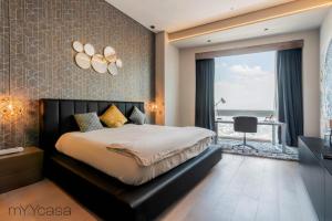 um quarto com uma cama e vista para o oceano em Luxurious Studio w/ City Views From the 46th Floor em Cidade do México