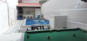 Τραπέζι μπιλιάρδου στο "Lindíssima Casa com Piscina, Área Gourmet em Deck Coberto com Churrasqueira e Mesa de Bilhar Frente a Piscina, Super Pertinho da Praia"