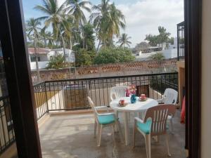 a table and chairs on a balcony with a view at Casa Elena a unos pasos de la playa Lo de Marcos in Lo de Marcos