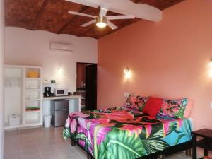 a living room with a bed and a ceiling fan at Casa Elena a unos pasos de la playa Lo de Marcos in Lo de Marcos