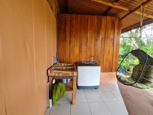 Baño pequeño con lavabo y mesa en Cabin in La Fortuna : Ceiba Eco Container, en Fortuna