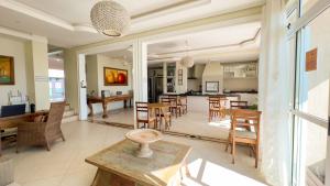 uma sala de estar com uma sala de jantar e uma cozinha em Pousada Azores Bombinhas em Bombinhas