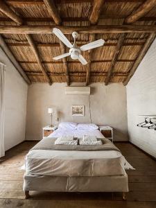 een slaapkamer met een bed en een plafondventilator bij don isidro duplex in La Paz